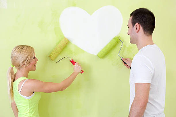 istock Couple at heart painting on wall 485468389