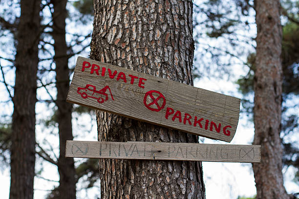 privado de estacionamento - sign rusty industry no parking sign imagens e fotografias de stock