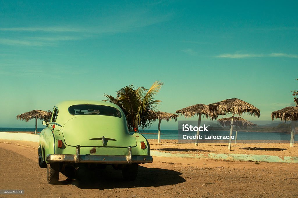 Clásico de automóviles cerca de la playa - Foto de stock de 1960-1969 libre de derechos