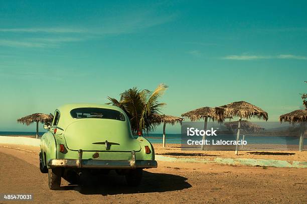 Clásico De Automóviles Cerca De La Playa Foto de stock y más banco de imágenes de 1960-1969 - 1960-1969, Trinidad - Cuba, 1950-1959