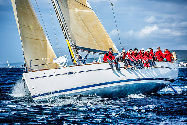 tripulação de barco à vela durante o regatta - travel locations sea mediterranean sea wind - fotografias e filmes do acervo