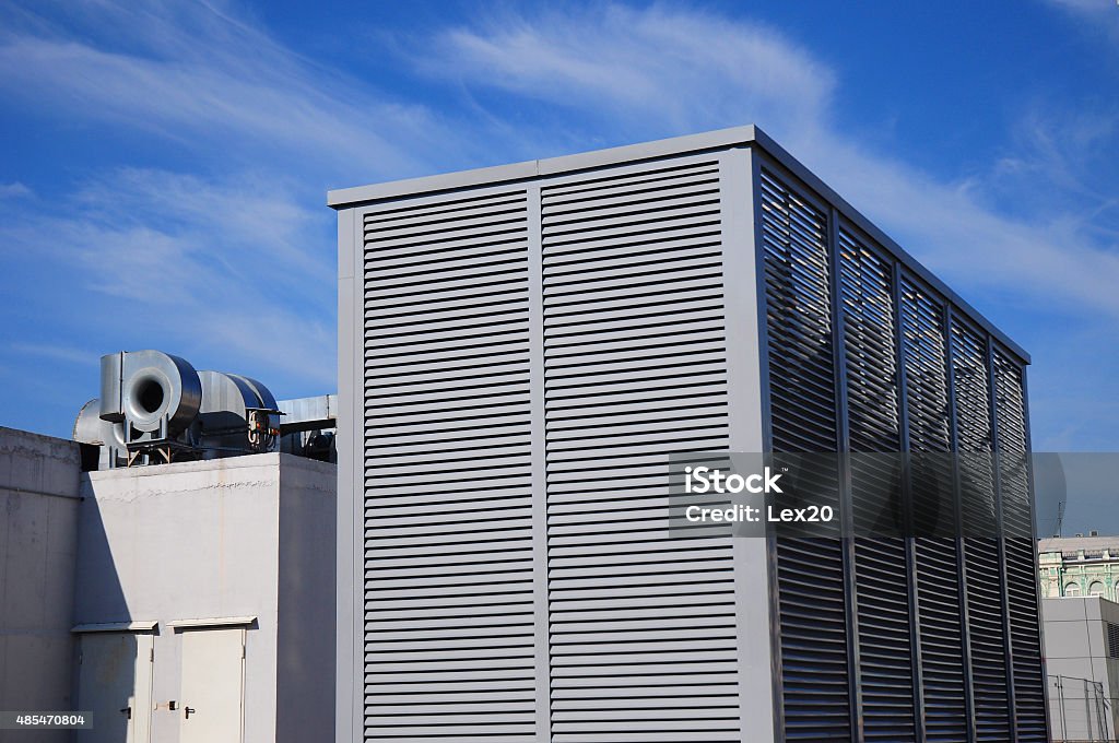 Aire acondicionado Industrial y sistemas de ventilación en la calle - Foto de stock de Aparato de aire acondicionado libre de derechos