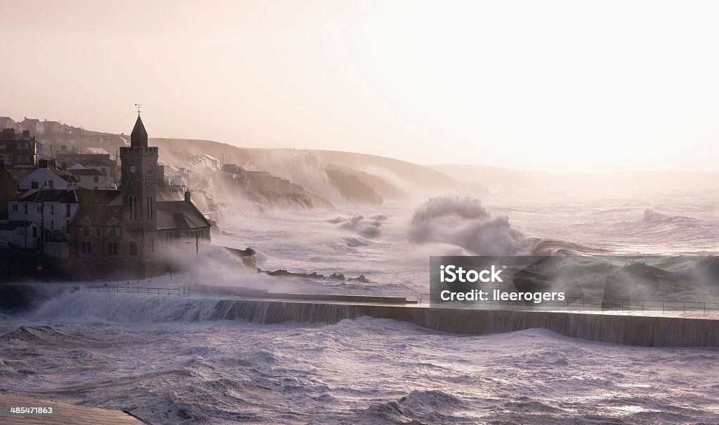 Wellen schlugen in Porthleven in Cornwall bei Hurrikans Hercules - Lizenzfrei Sturm Stock-Foto