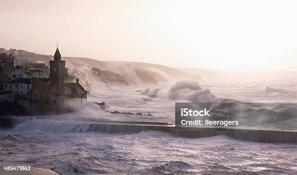 Ondas Bate Em Porthleven Na Cornualha Durante Furacão Hercules - Fotografias de stock e mais imagens de Tempestade