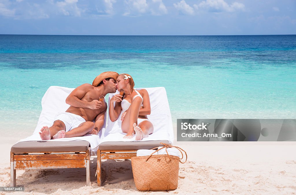 Feliz pareja en la playa - Foto de stock de 2015 libre de derechos