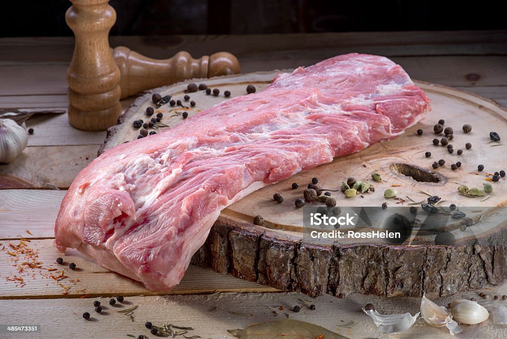 Pedaço de carne crua em madeira com especiarias - Foto de stock de Caçarola com carne royalty-free