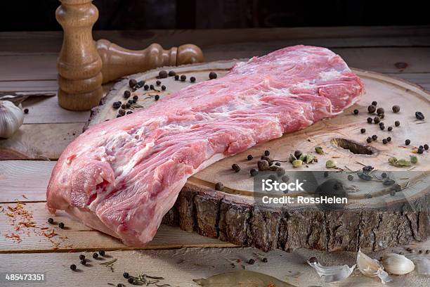 Foto de Pedaço De Carne Crua Em Madeira Com Especiarias e mais fotos de stock de Caçarola com carne - Caçarola com carne, Alho, Animal