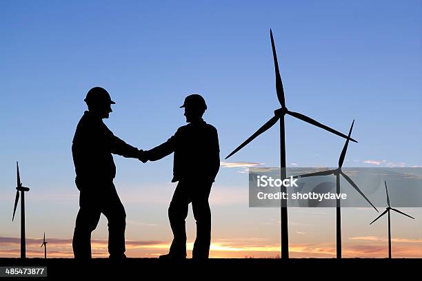 Turbina Wiatrowa Dłoń - zdjęcia stockowe i więcej obrazów Uścisk dłoni - Uścisk dłoni, Sylwetka, Bezpieczeństwo