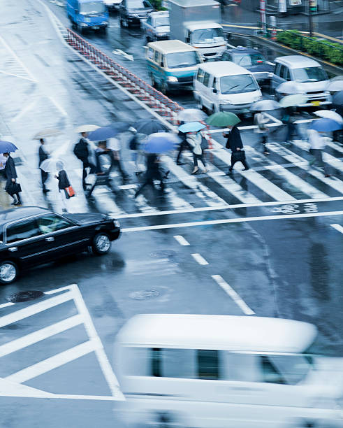 tóquio chuvoso trabalhadores - umbrella parasol rain rush hour imagens e fotografias de stock