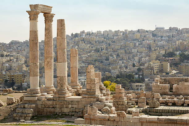 tempio romano e rovine con vista città di amman, giordania - temple of heracles foto e immagini stock