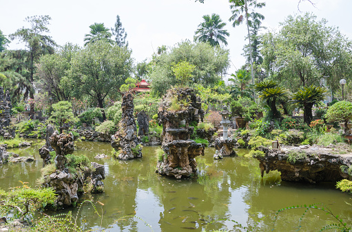 Sam Poh Tong is a famous cave temple located in Gunung Rapat, about 5km south of Ipoh.