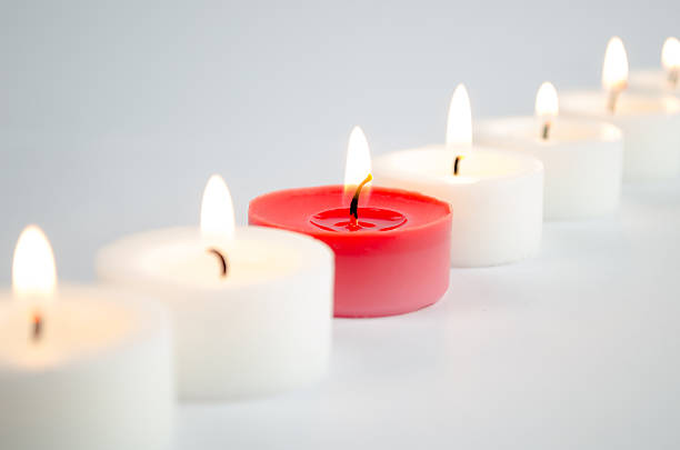 белые и красные свечи - tea light candle white single object стоковые фото и изображения