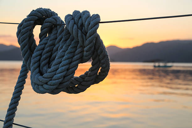 brida el sol - moored nautical equipment circle rope fotografías e imágenes de stock