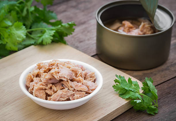 enlatado atún de peces en bowl - alimento conservado fotografías e imágenes de stock