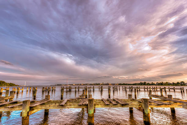 chesapeake bay con us naval academy - us naval academy foto e immagini stock