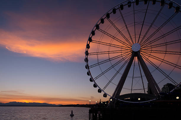 Ferris Wheel Seattle Ferris wheel sunset. seattle ferris wheel stock pictures, royalty-free photos & images