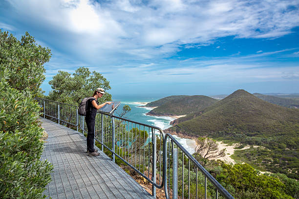 woman tourist mirando el mapa nelson de la bahía, el puerto stephens, australia - australian culture hiking australia people fotografías e imágenes de stock