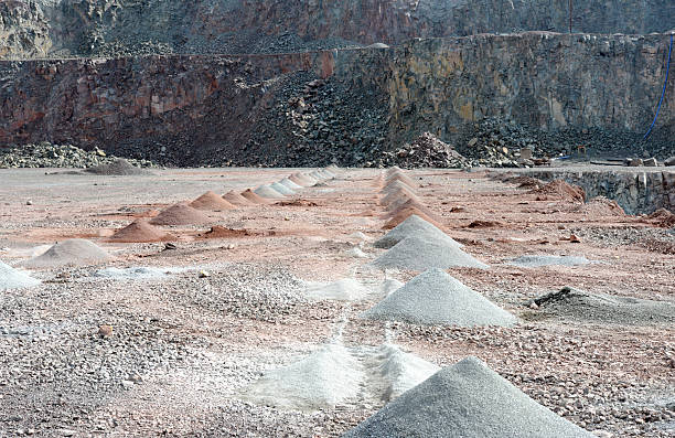 barreno en quarry mina abierta pit. - oil rig onshore drilling rig borehole fotografías e imágenes de stock