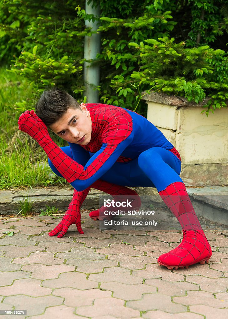 Photo libre de droit de Homme Habillé En Costume Spiderman banque d'images  et plus d'images libres de droit de Spiderman - Spiderman, Costume  d'époque, Costume de déguisement - iStock