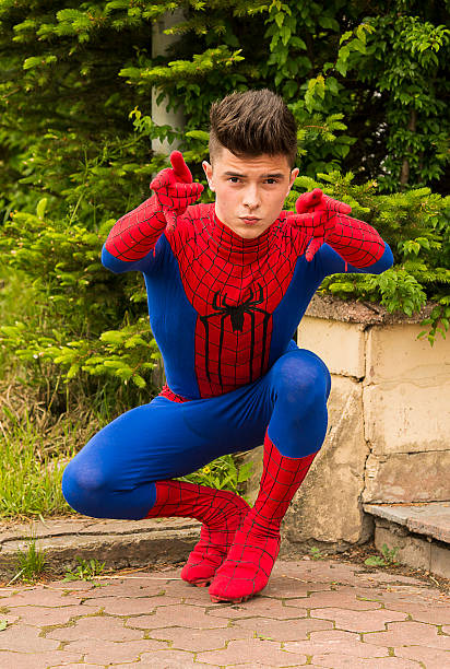 uomo vestito in costumi spiderman - spiderman foto e immagini stock