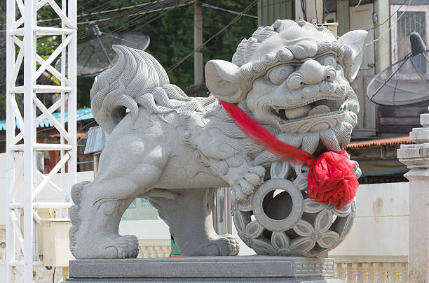 statue de lion chinois. - stone statue animal imitation asia photos et images de collection