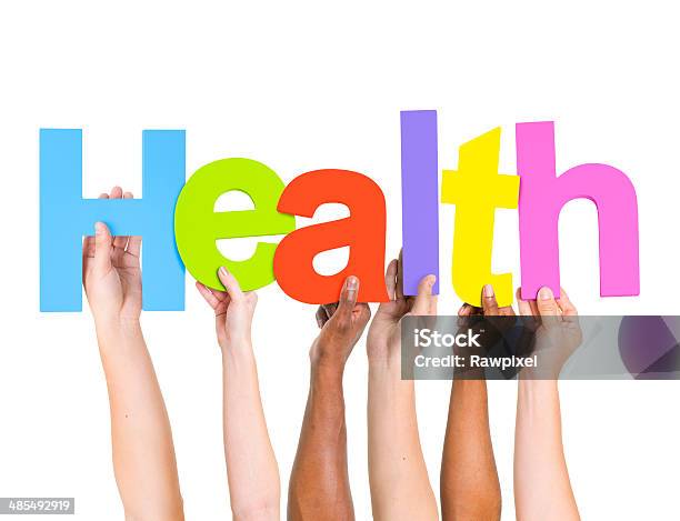 Multiethnischen Gruppe Von Menschen Die Buchstaben Um Fitness Stockfoto und mehr Bilder von Gesundheitswesen und Medizin