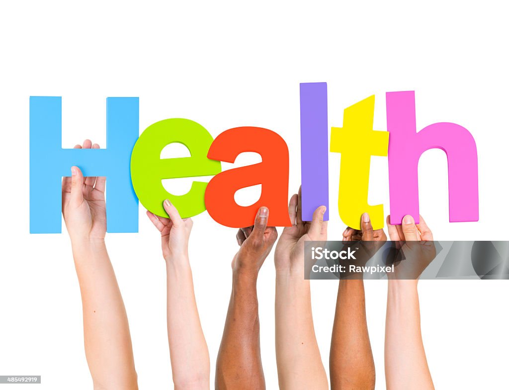 Многонациональная группа людей, держа буквы в форме здоровья - Стоковые фото Здравоохранение и медицина роялти-фри