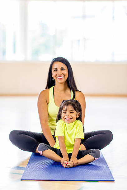 el día de la madre clase de yoga - child yoga gym women fotografías e imágenes de stock