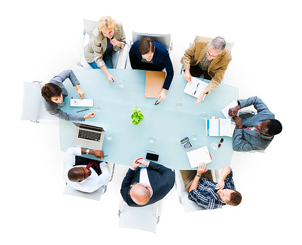 vista dall'alto di un gruppo di professionisti in riunione - table board room laptop office foto e immagini stock