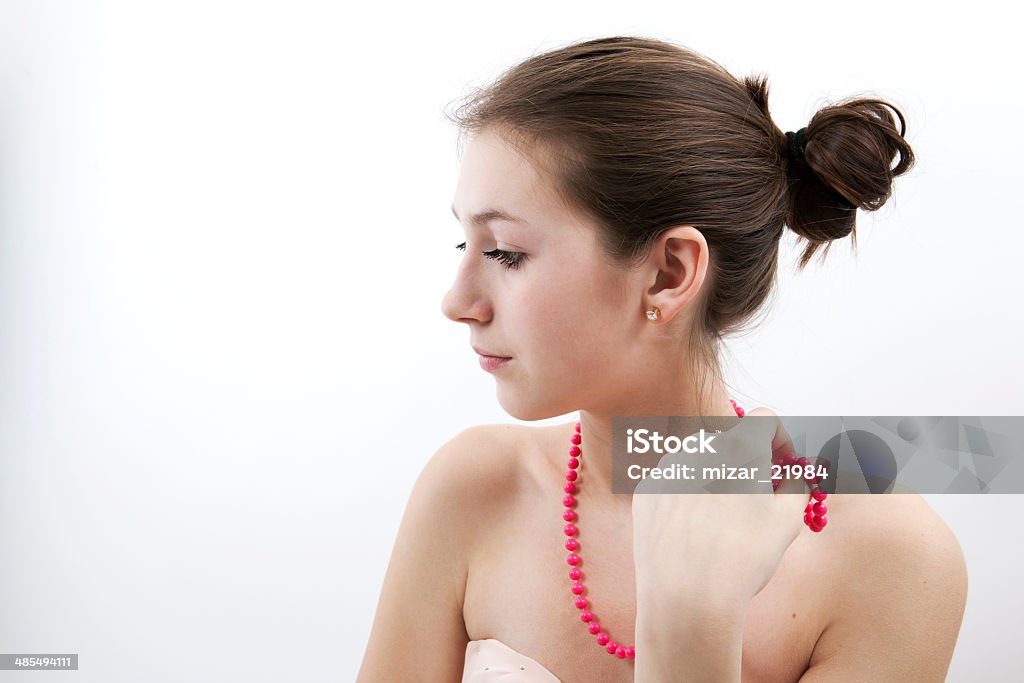 portrait d'une petite fille avec des perles roses - Photo de Admirer le paysage libre de droits