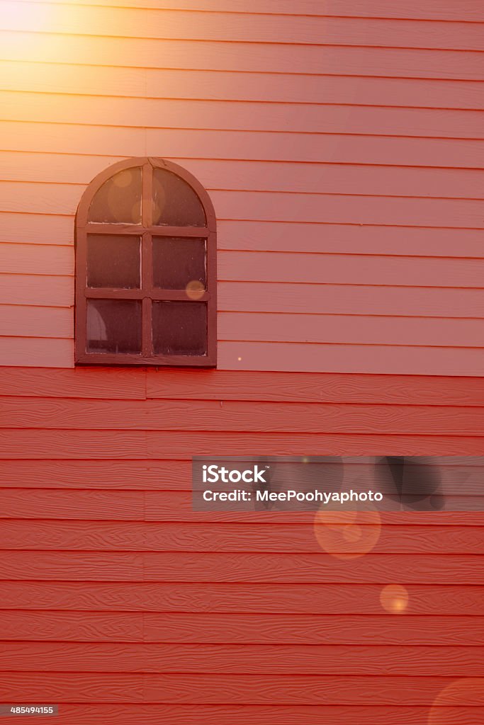 Ventana en la pared de madera y la luz del sol. - Foto de stock de Abstracto libre de derechos