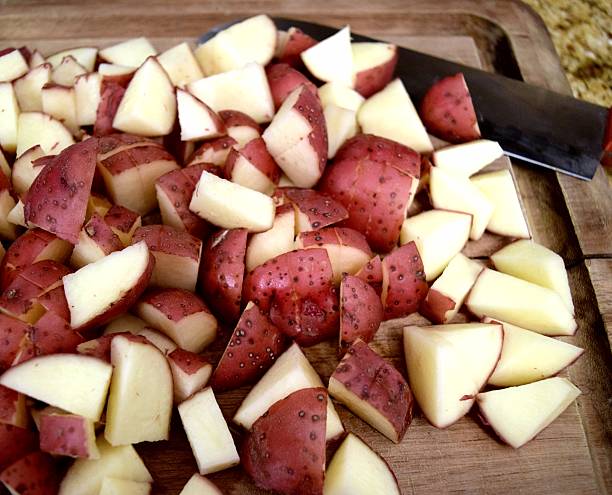 pour le dîner - red potato raw potato chopped vegetable photos et images de collection