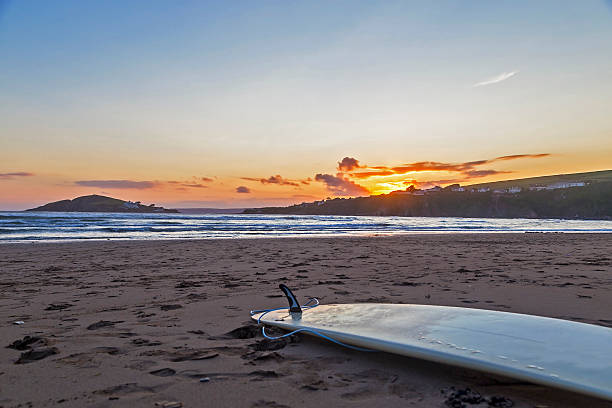 praia bantham - surf sand rock coastline - fotografias e filmes do acervo