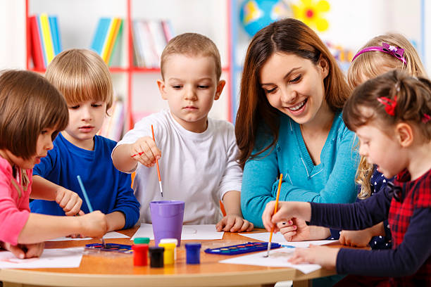 grupo de crianças em idade primária de classe com o professor - preschool child craft preschooler - fotografias e filmes do acervo