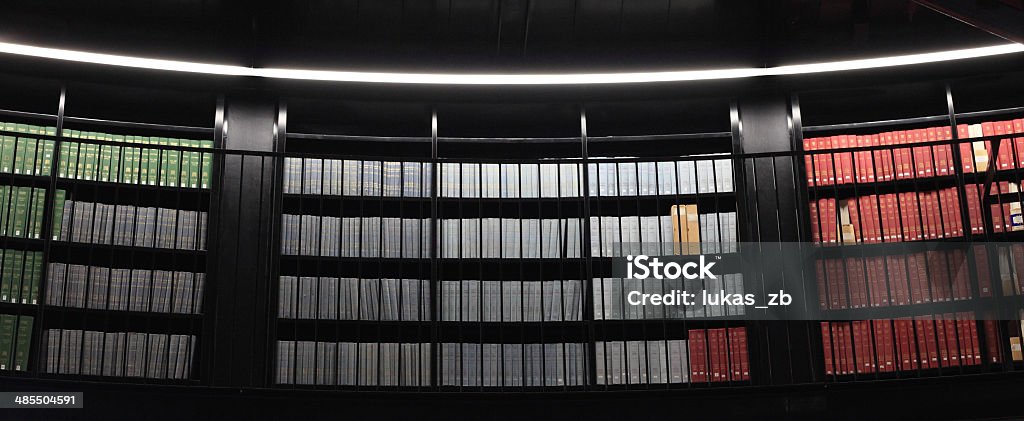 늙음 교재들 배열된 현대적이다 도서실도 - 로열티 프리 법대 도서관 스톡 사진