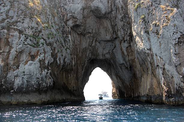 istock capri - entry in the faraglione 485505056