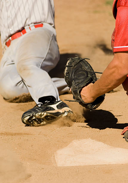 close プレイアットホームプレートで野球観戦を - baseball baseball player base sliding ストックフォトと画像