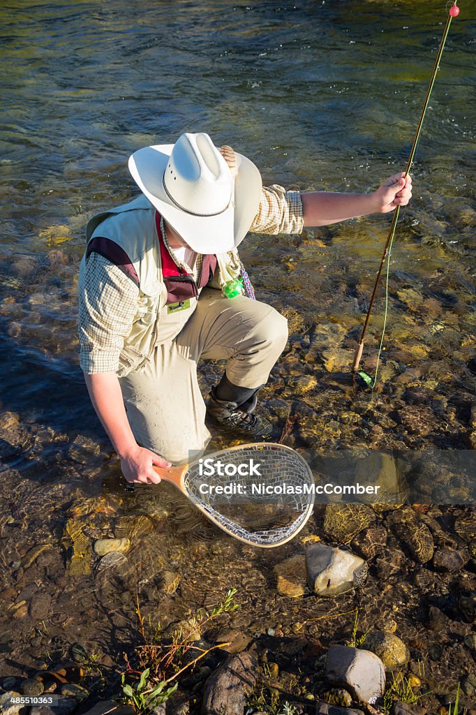 Pescador com o peixe de água doce - Foto de stock de Acampar royalty-free