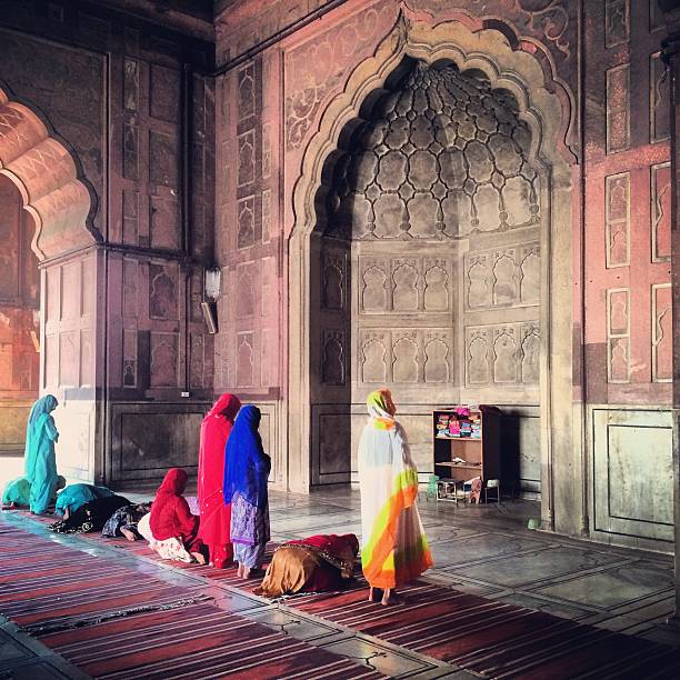 colorido grupo de mulheres paraying na mesquita - delhi india islam jama masjid imagens e fotografias de stock