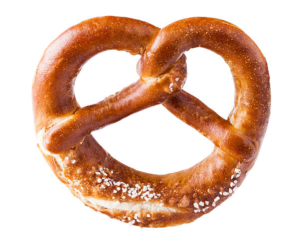 isolado rosquilha alemã - pretzel snack salty food imagens e fotografias de stock