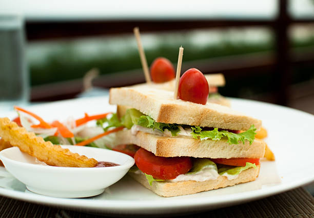 sandwich de pain blanc avec légumes et de frites - toast portion club sandwich cafe photos et images de collection
