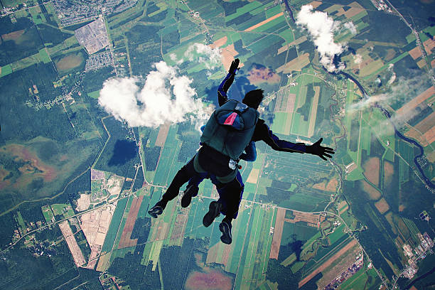 salto de pára-quedas - skydiving tandem parachute parachuting imagens e fotografias de stock