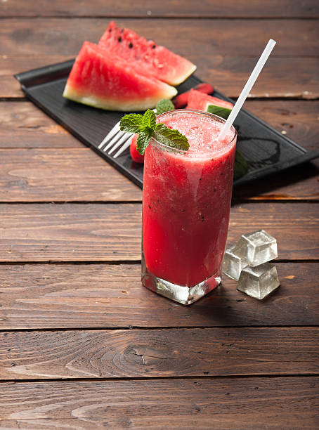 bicchiere di succo di anguria fresca su legno - watermelon melon fruit juice foto e immagini stock