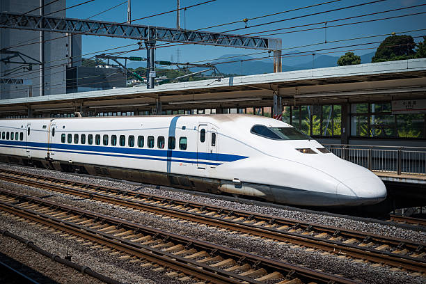 bala comboio japão shinkansen - high speed train imagens e fotografias de stock