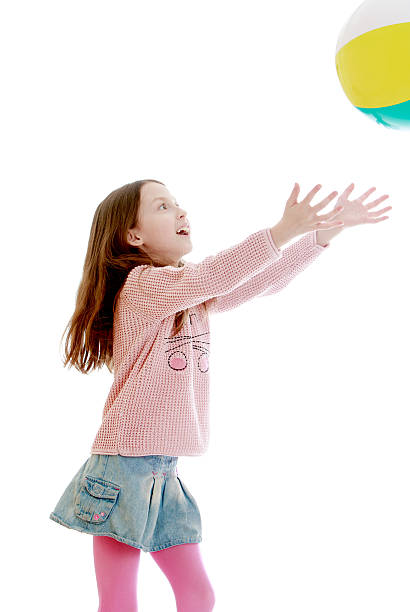 istock The girl throws the ball 485532718