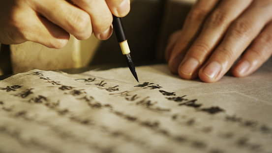 Persona de escritura caligrafía en estilo tradicional japonesa photo