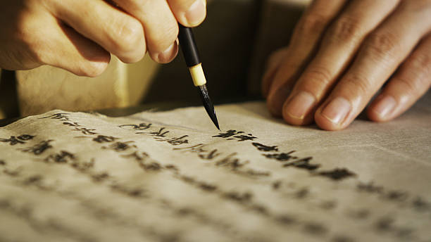 persona de escritura caligrafía en estilo tradicional japonesa - escritura japonesa fotografías e imágenes de stock