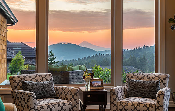 schönes detail wohnzimmer mit blick auf den sonnenaufgang - fenster fotos stock-fotos und bilder
