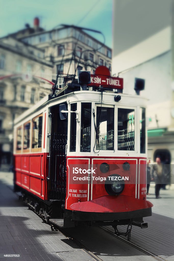 Tram su Istiklal Caddesi - Foto stock royalty-free di Ambientazione esterna