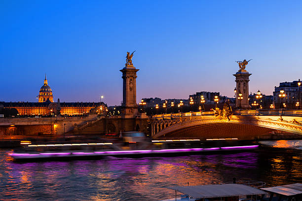 パリ,フランス - 遊覧船 ストックフォトと画像